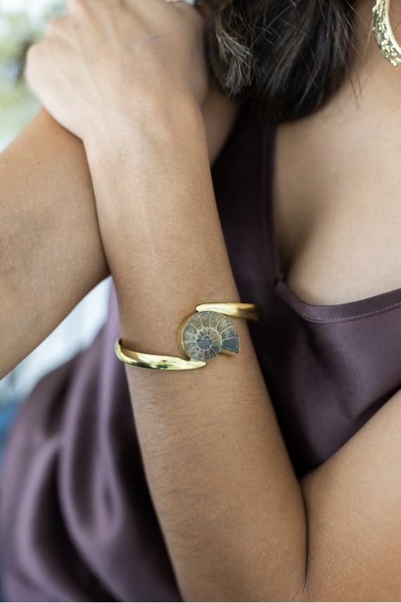 brazalete dorado con fósil de amonita auténtica joya artesanal ajustable