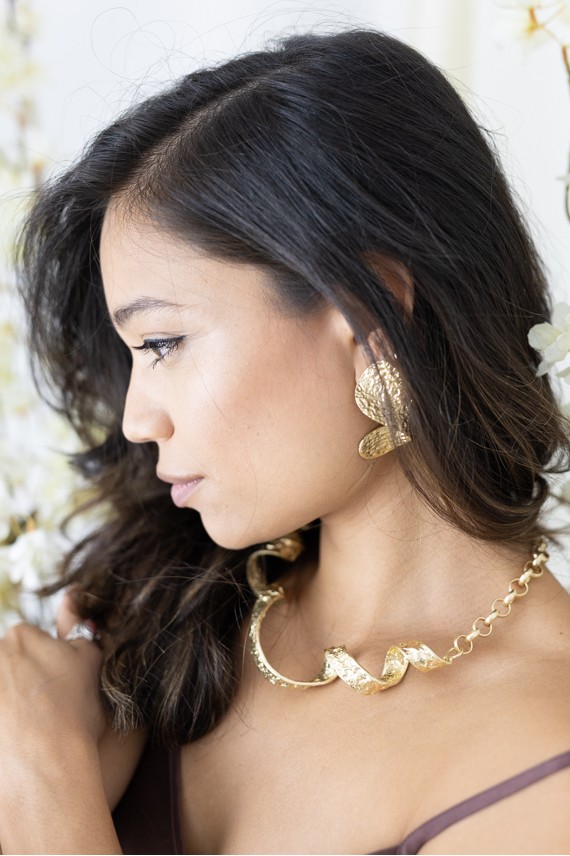 Pendientes dorados en forma de onda con textura martillada y cierre de mariposa – estilo boho étnico