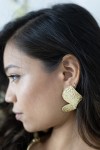 Pendientes dorados en forma de onda con textura martillada y cierre de mariposa – estilo boho étnico