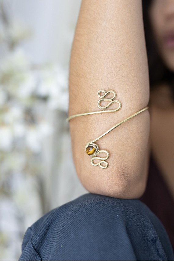 Brazalete rígido abierto dorado con piedra semipreciosa – joya boho étnica para brazo