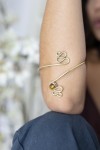 Brazalete rígido abierto dorado con piedra semipreciosa – joya boho étnica para brazo