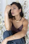 Brazalete rígido abierto dorado con piedra semipreciosa – joya boho étnica para brazo