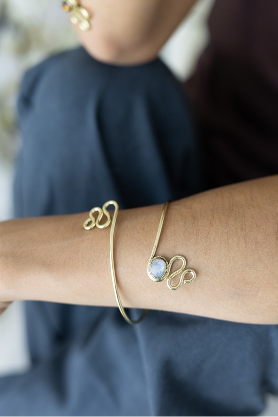 Brazalete rígido abierto dorado con piedra semipreciosa – joya boho étnica para brazo