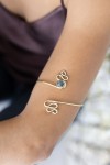 Brazalete rígido abierto dorado con piedra semipreciosa – joya boho étnica para brazo