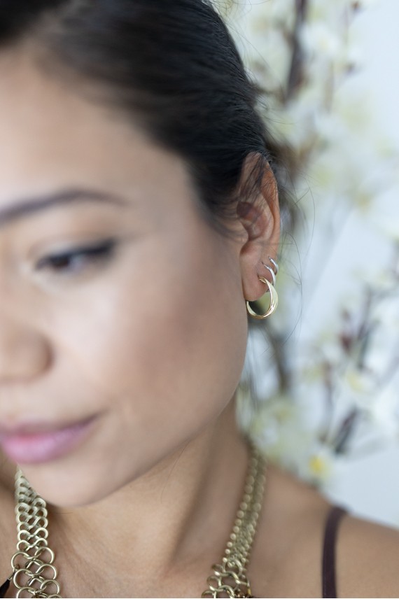 Pendientes aro en plata de ley con baño dorado y diseño cruzado con cierre de mariposa (diámetro 2 cm, ancho 0,5 cm) Pendientes aro en plata de ley con baño dorado y diseño cruzado con cierre de mariposa (diámetro 2 cm, ancho 0,5 cm)