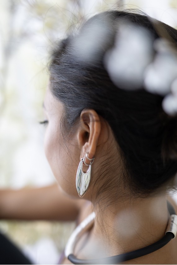 Pendientes de aro huecos en plata de ley con diseño de flecha, cierre de broche y medidas 5 x 1.8 cm (grosor 0.8 cm). Pendientes de aro huecos en plata de ley con diseño de flecha, cierre de broche y medidas 5 x 1.8 cm (grosor 0.8 cm).