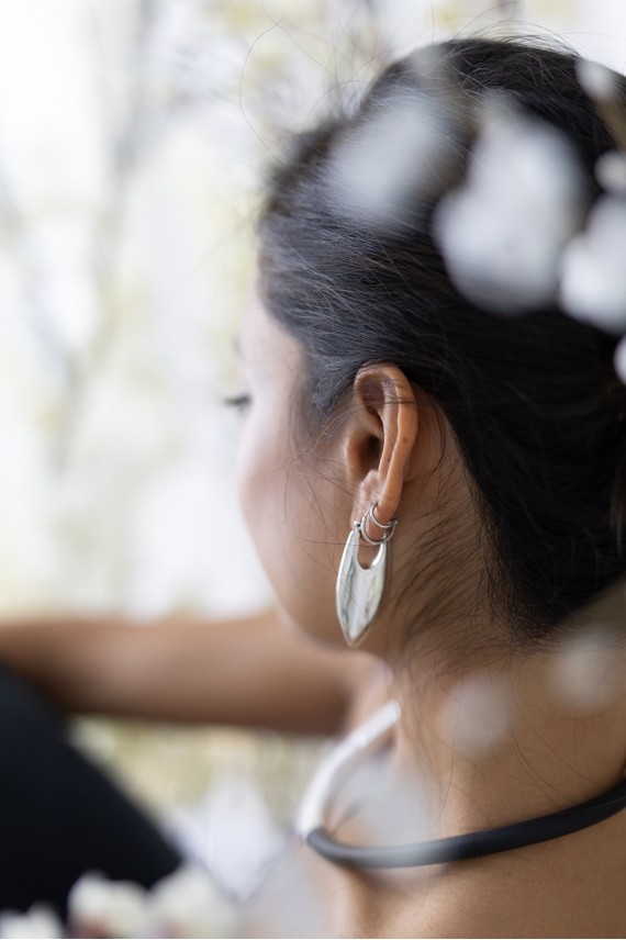 Pendientes de aro huecos en plata de ley con diseño de flecha, cierre de broche y medidas 5 x 1.8 cm (grosor 0.8 cm). Pendientes de aro huecos en plata de ley con diseño de flecha, cierre de broche y medidas 5 x 1.8 cm (grosor 0.8 cm).