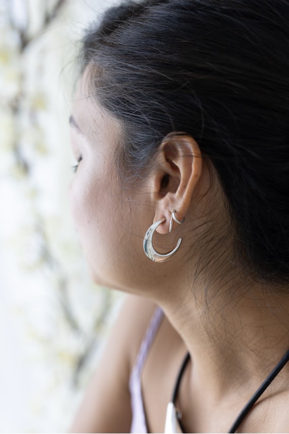 Pendientes de aro en plata de ley con diseño de media luna, cierre de mariposa, plata lisa brillante