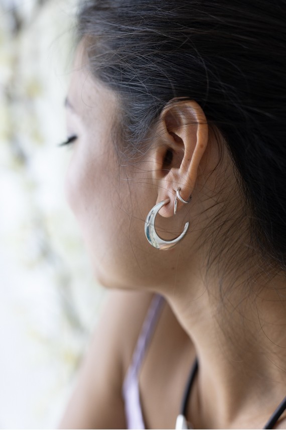 Pendientes de aro en plata de ley con diseño de media luna, cierre de mariposa, plata lisa brillante Pendientes de aro en plata de ley con diseño de media luna, cierre de mariposa, plata lisa brillante