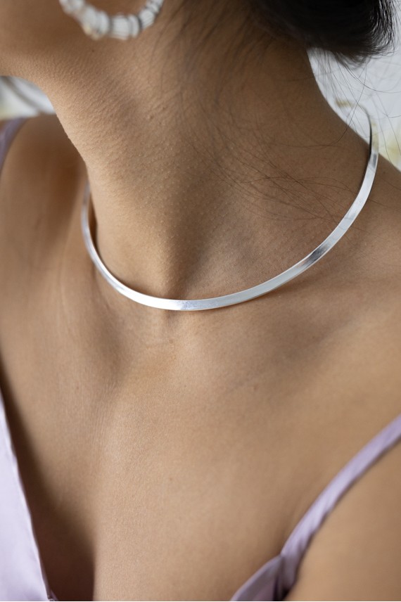 Choker boho minimalista metálico color dorado o plateado, diseño liso, abierto y ajustable, estilo boho chic Samarkanda. Choker boho minimalista metálico color dorado o plateado, diseño liso, abierto y ajustable, estilo boho chic Samarkanda.