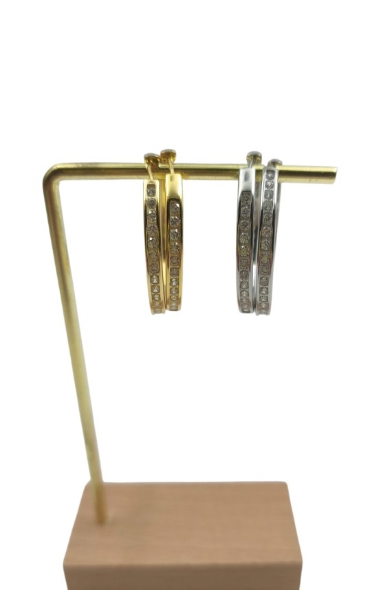Pendientes aro en plata de ley con circonitas engastadas, diseño elegante y minimalista, cierre segmentado, Samarkanda. Pendientes aro en plata de ley con circonitas engastadas, diseño elegante y minimalista, cierre segmentado, Samarkanda.