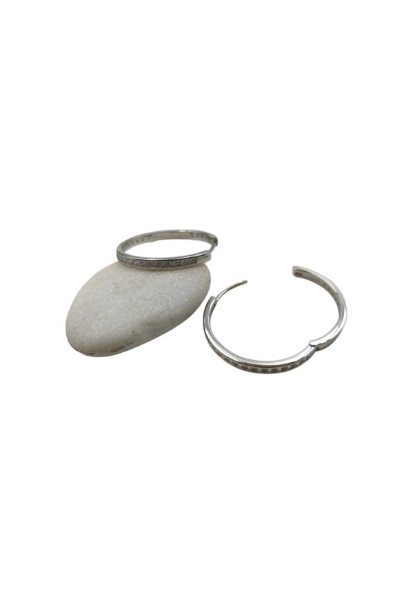 Pendientes aro en plata de ley con circonitas engastadas, diseño elegante y minimalista, cierre segmentado, Samarkanda. Pendientes aro en plata de ley con circonitas engastadas, diseño elegante y minimalista, cierre segmentado, Samarkanda.