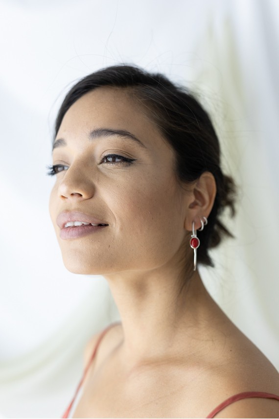 Pendientes aro de plata de ley con coral rojo, diseño artesanal elegante, cierre africano, estilo boho chic, Samarkanda. Pendientes aro de plata de ley con coral rojo, diseño artesanal elegante, cierre africano, estilo boho chic, Samarkanda.