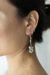 Pendientes guitarra eléctrica en zamak plateado con detalle de calavera, estilo boho rock, Samarkanda.
