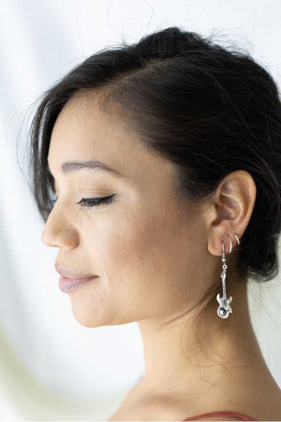 Pendientes guitarra eléctrica en zamak plateado con detalle de calavera, estilo boho rock, Samarkanda. Pendientes guitarra eléctrica en zamak plateado con detalle de calavera, estilo boho rock, Samarkanda.