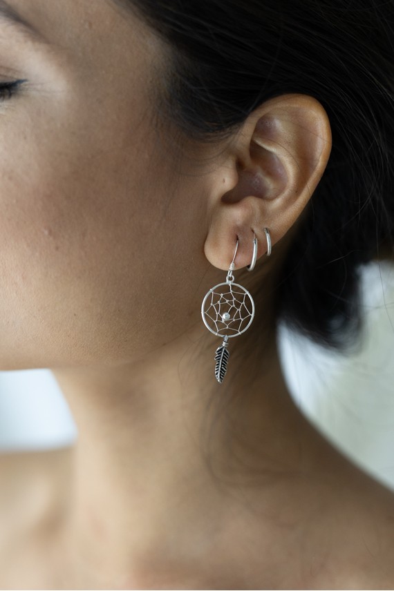 Pendientes atrapasueños en plata de ley con pluma colgante, estilo boho artesanal, dos tamaños, cierre de gancho, Samarkanda. Pendientes atrapasueños en plata de ley con pluma colgante, estilo boho artesanal, dos tamaños, cierre de gancho, Samarkanda.