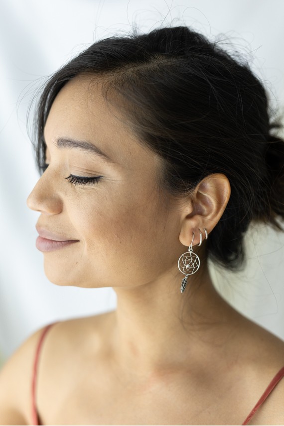 Pendientes atrapasueños en plata de ley con pluma colgante, estilo boho artesanal, dos tamaños, cierre de gancho, Samarkanda. Pendientes atrapasueños en plata de ley con pluma colgante, estilo boho artesanal, dos tamaños, cierre de gancho, Samarkanda.