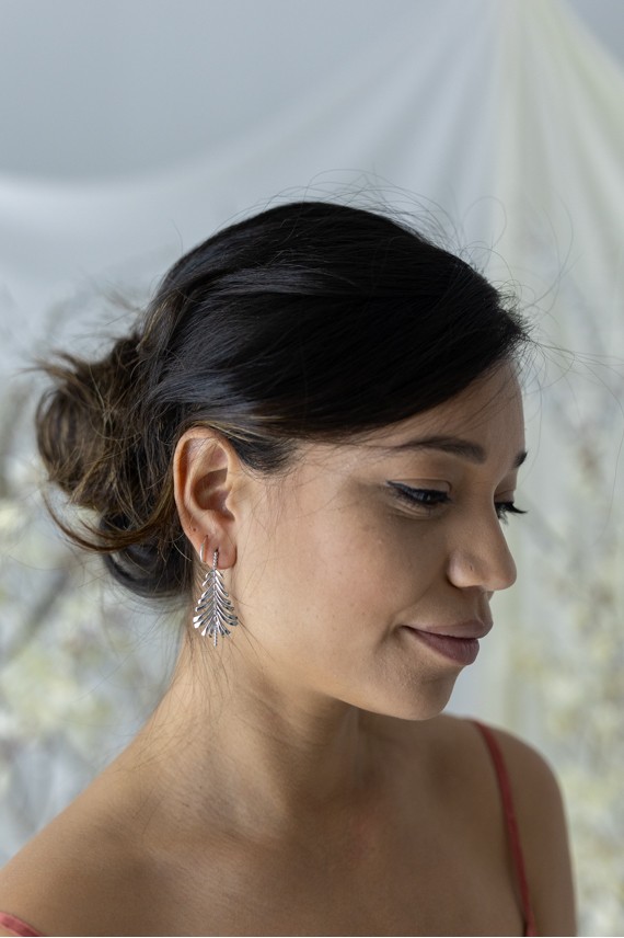 Pendientes en plata de ley con diseño de hoja de palmera articulada, estilo boho elegante y natural, Samarkanda. Pendientes en plata de ley con diseño de hoja de palmera articulada, estilo boho elegante y natural, Samarkanda.