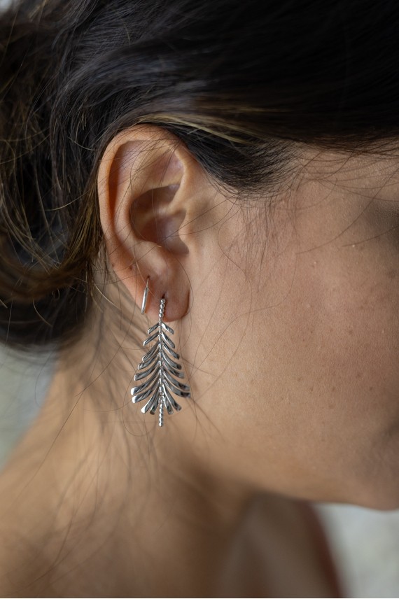 Pendientes en plata de ley con diseño de hoja de palmera articulada, estilo boho elegante y natural, Samarkanda. Pendientes en plata de ley con diseño de hoja de palmera articulada, estilo boho elegante y natural, Samarkanda.