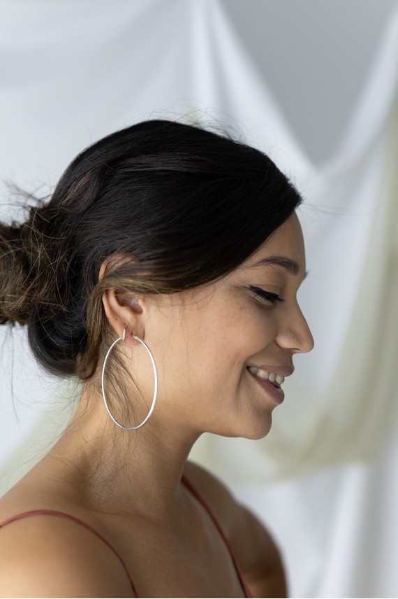Pendientes aro grande de plata de ley 925 lisos, diseño minimalista y elegante, Samarkanda. Pendientes aro grande de plata de ley 925 lisos, diseño minimalista y elegante, Samarkanda.