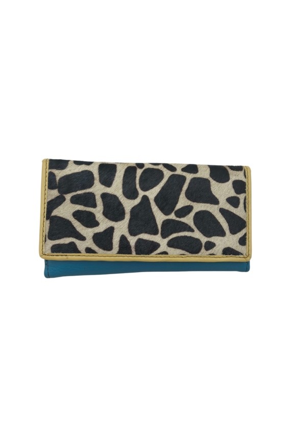 Cartera de piel artesanal con estampado animal print tipo cebra, diseño sostenible de Samarkanda.