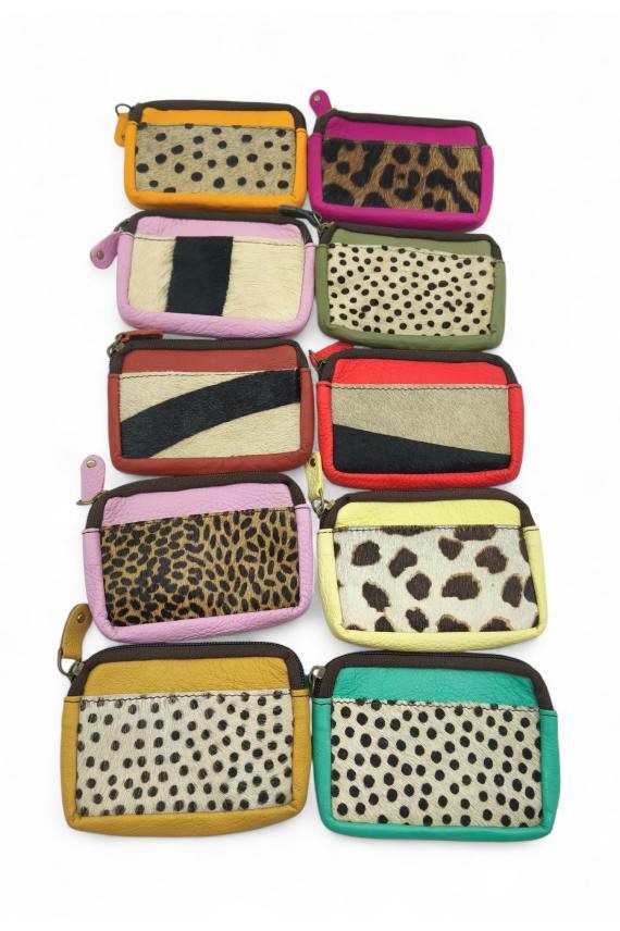 Monederos de piel con cremallera y estampado animal print, diseño artesanal y sostenible de Samarkanda.