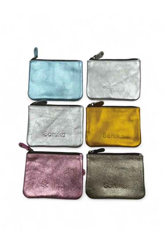 Monederos metálicos de piel reciclada en varios colores, diseño artesanal y sostenible de Samarkanda.