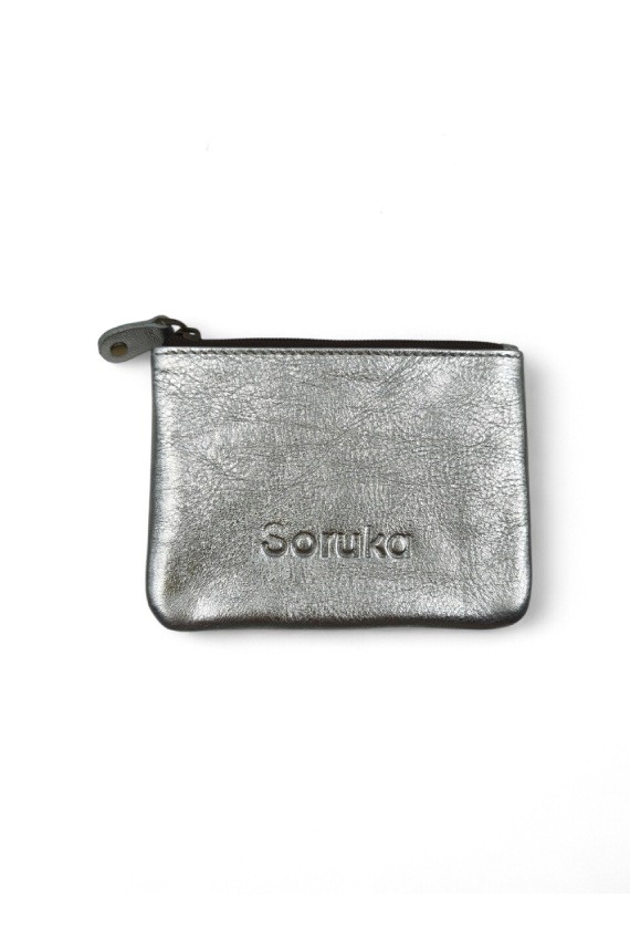 Monederos metálicos de piel reciclada en varios colores, diseño artesanal y sostenible de Samarkanda.