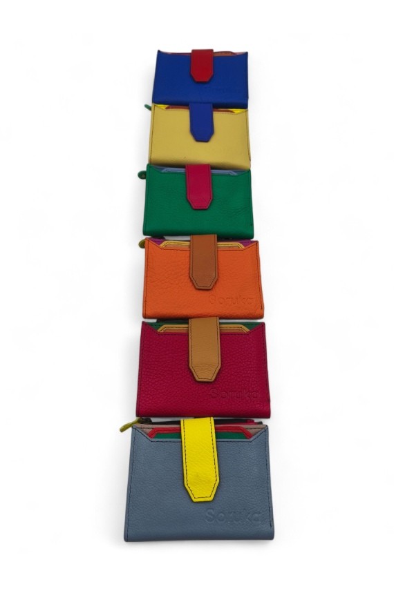 Cartera con tarjetero multicolor de piel reciclada con cierre de broche, diseño artesanal sostenible Soruka para Samarkanda.