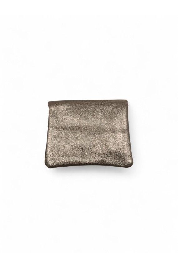 Monederos metálicos de piel reciclada Soruka en tonos dorado, plata, bronce y lavanda. Diseño artesanal sostenible Samarkanda. Monederos metálicos de piel reciclada Soruka en tonos dorado, plata, bronce y lavanda. Diseño artesanal sostenible Samarkanda.