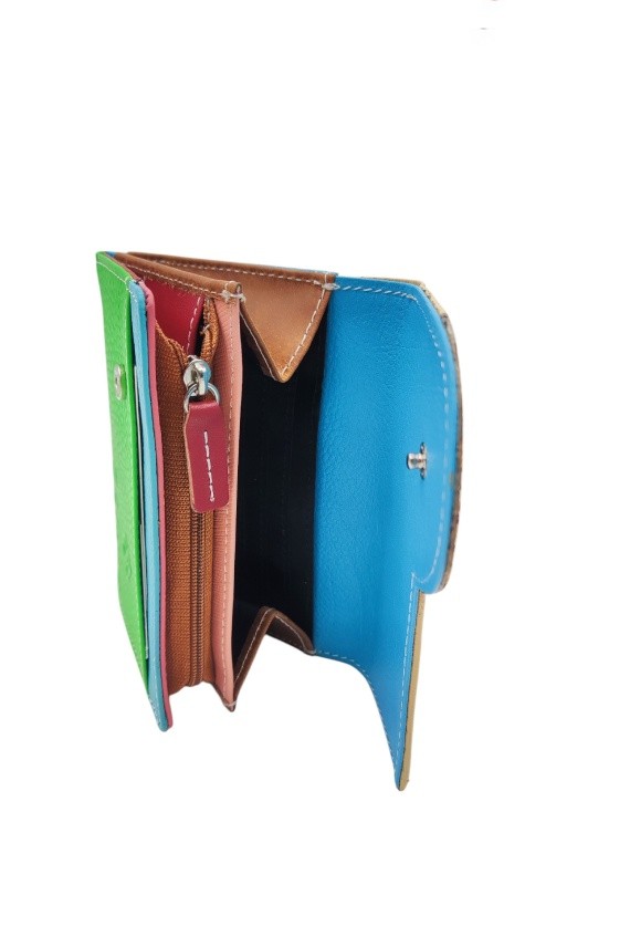 Carteras multicolor de piel reciclada Soruka con solapa animal print, diseño artesanal sostenible Samarkanda.