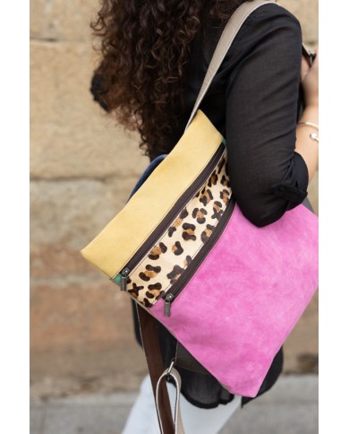 Mochila multicolor de piel reciclada y ecofriendly con detalle animal print, diseño artesanal hecho a mano Samarkanda. Mochila multicolor de piel reciclada y ecofriendly con detalle animal print, diseño artesanal hecho a mano Samarkanda.
