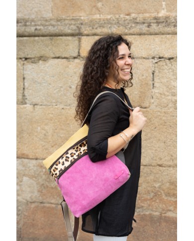 Mochila multicolor de piel reciclada y ecofriendly con detalle animal print, diseño artesanal hecho a mano Samarkanda. Mochila multicolor de piel reciclada y ecofriendly con detalle animal print, diseño artesanal hecho a mano Samarkanda.