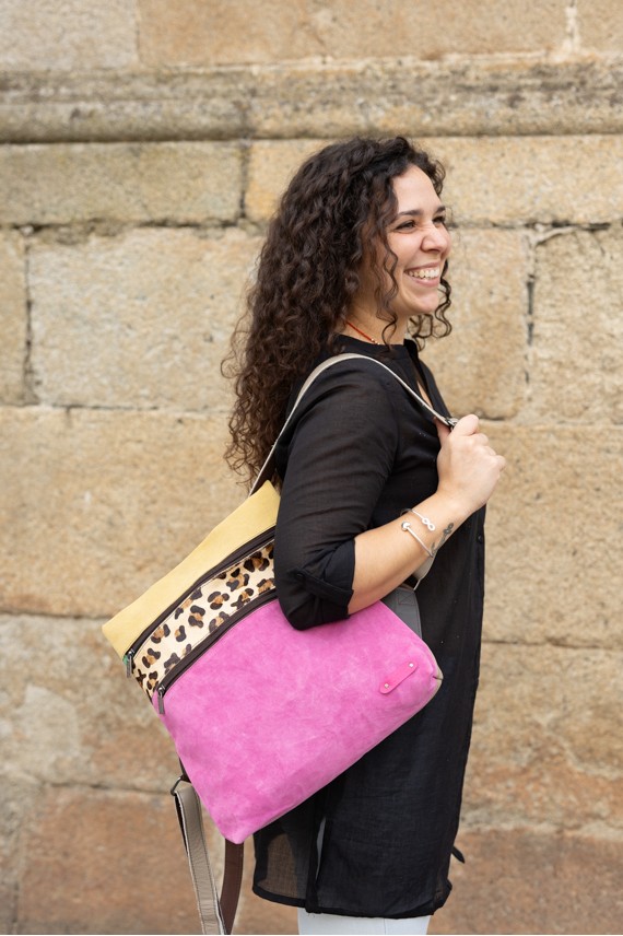 Mochila multicolor de piel reciclada y ecofriendly con detalle animal print, diseño artesanal hecho a mano Samarkanda. Mochila multicolor de piel reciclada y ecofriendly con detalle animal print, diseño artesanal hecho a mano Samarkanda.