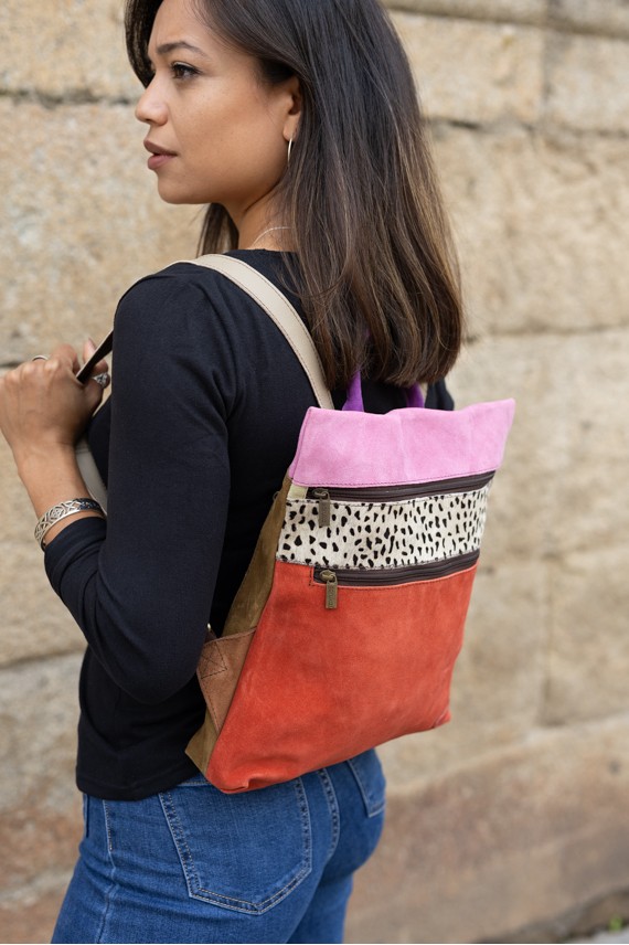 Mochila multicolor de piel reciclada y ecofriendly con detalle animal print, diseño artesanal hecho a mano Samarkanda. Mochila multicolor de piel reciclada y ecofriendly con detalle animal print, diseño artesanal hecho a mano Samarkanda.