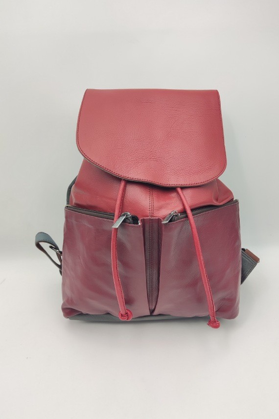 Mochila Jamila multicolor de piel reciclada y ecofriendly con solapa roja, diseño artesanal hecho a mano Samarkanda. Mochila Jamila multicolor de piel reciclada y ecofriendly con solapa roja, diseño artesanal hecho a mano Samarkanda.