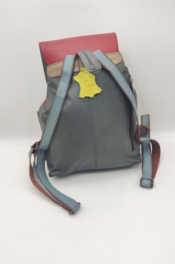 Mochila Jamila multicolor de piel reciclada y ecofriendly con solapa roja, diseño artesanal hecho a mano Samarkanda. Mochila Jamila multicolor de piel reciclada y ecofriendly con solapa roja, diseño artesanal hecho a mano Samarkanda.