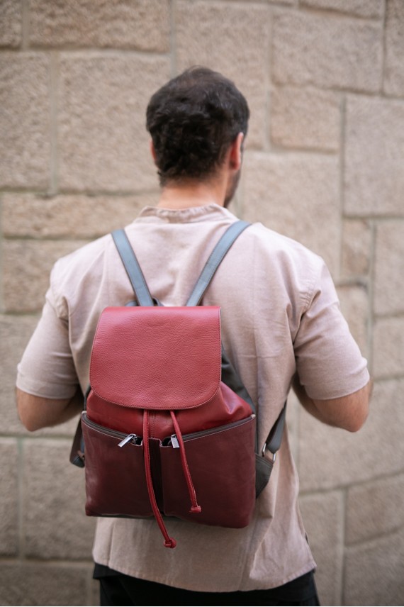 Mochila Jamila multicolor de piel reciclada y ecofriendly con solapa roja, diseño artesanal hecho a mano Samarkanda. Mochila Jamila multicolor de piel reciclada y ecofriendly con solapa roja, diseño artesanal hecho a mano Samarkanda.