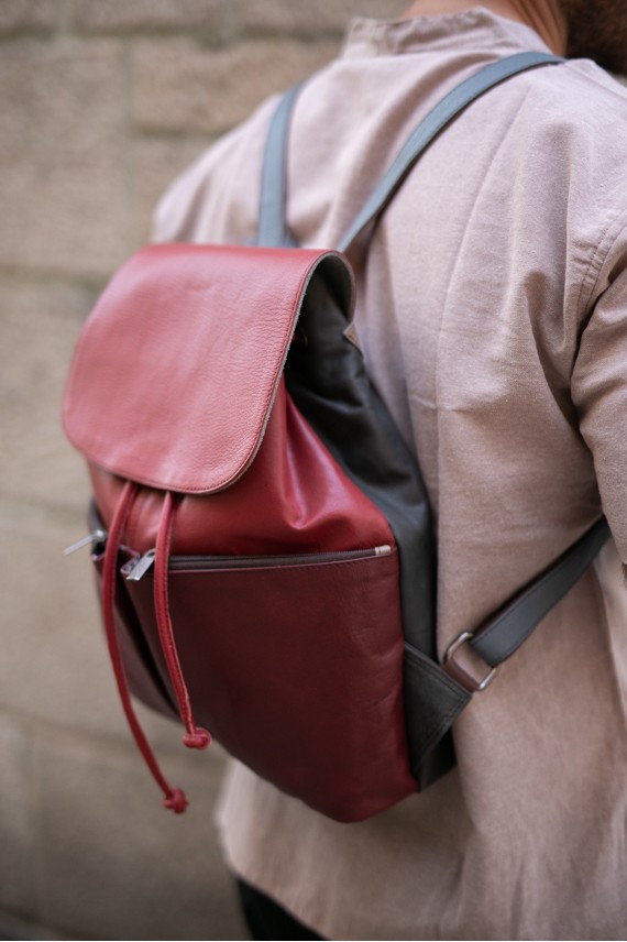 Mochila Jamila multicolor de piel reciclada y ecofriendly con solapa roja, diseño artesanal hecho a mano Samarkanda. Mochila Jamila multicolor de piel reciclada y ecofriendly con solapa roja, diseño artesanal hecho a mano Samarkanda.