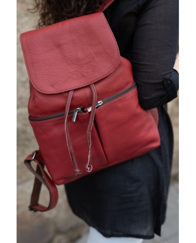 Mochila Jamila multicolor de piel reciclada y ecofriendly con solapa roja, diseño artesanal hecho a mano Samarkanda. Mochila Jamila multicolor de piel reciclada y ecofriendly con solapa roja, diseño artesanal hecho a mano Samarkanda.