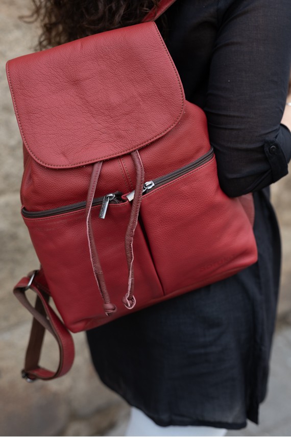 Mochila Jamila multicolor de piel reciclada y ecofriendly con solapa roja, diseño artesanal hecho a mano Samarkanda. Mochila Jamila multicolor de piel reciclada y ecofriendly con solapa roja, diseño artesanal hecho a mano Samarkanda.