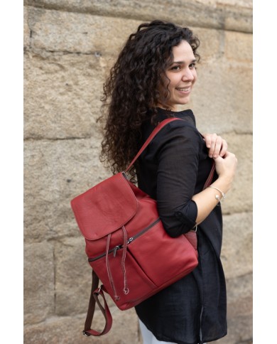 Mochila Jamila multicolor de piel reciclada y ecofriendly con solapa roja, diseño artesanal hecho a mano Samarkanda. Mochila Jamila multicolor de piel reciclada y ecofriendly con solapa roja, diseño artesanal hecho a mano Samarkanda.