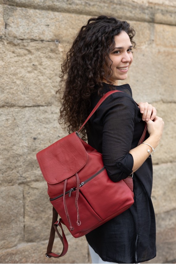 Mochila Jamila multicolor de piel reciclada y ecofriendly con solapa roja, diseño artesanal hecho a mano Samarkanda. Mochila Jamila multicolor de piel reciclada y ecofriendly con solapa roja, diseño artesanal hecho a mano Samarkanda.