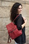 Mochila Jamila multicolor de piel reciclada y ecofriendly con solapa roja, diseño artesanal hecho a mano Samarkanda.