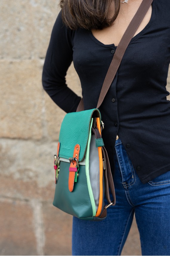 Bolso Mochila Freya verde de piel sostenible y ecofriendly, diseño artesanal hecho a mano Soruka x Samarkanda. Bolso Mochila Freya verde de piel sostenible y ecofriendly, diseño artesanal hecho a mano Soruka x Samarkanda.