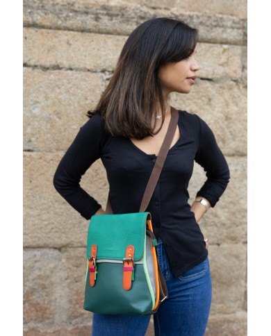Bolso Mochila Freya verde de piel sostenible y ecofriendly, diseño artesanal hecho a mano Soruka x Samarkanda. Bolso Mochila Freya verde de piel sostenible y ecofriendly, diseño artesanal hecho a mano Soruka x Samarkanda.