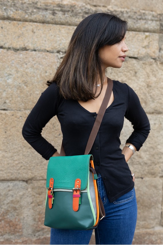 Bolso Mochila Freya verde de piel sostenible y ecofriendly, diseño artesanal hecho a mano Soruka x Samarkanda. Bolso Mochila Freya verde de piel sostenible y ecofriendly, diseño artesanal hecho a mano Soruka x Samarkanda.