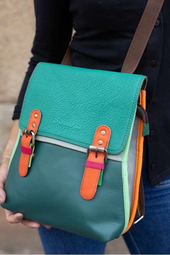 Bolso Mochila Freya verde de piel sostenible y ecofriendly, diseño artesanal hecho a mano Soruka x Samarkanda. Bolso Mochila Freya verde de piel sostenible y ecofriendly, diseño artesanal hecho a mano Soruka x Samarkanda.