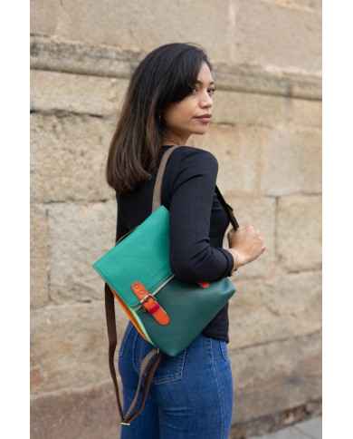 Bolso Mochila Freya verde de piel sostenible y ecofriendly, diseño artesanal hecho a mano Soruka x Samarkanda. Bolso Mochila Freya verde de piel sostenible y ecofriendly, diseño artesanal hecho a mano Soruka x Samarkanda.
