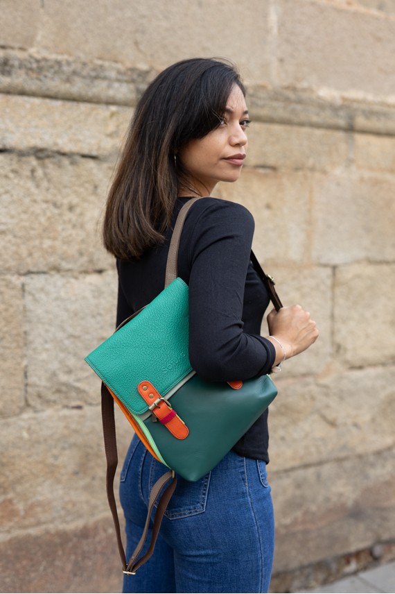 Bolso Mochila Freya verde de piel sostenible y ecofriendly, diseño artesanal hecho a mano Soruka x Samarkanda. Bolso Mochila Freya verde de piel sostenible y ecofriendly, diseño artesanal hecho a mano Soruka x Samarkanda.